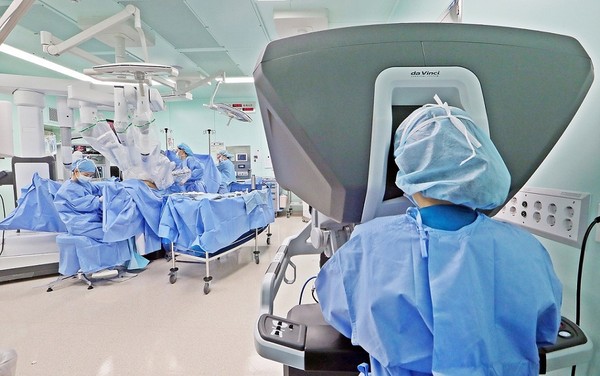 가톨릭대학교 은평성모병원 의료진이 로봇수술을 시행하고 있다.