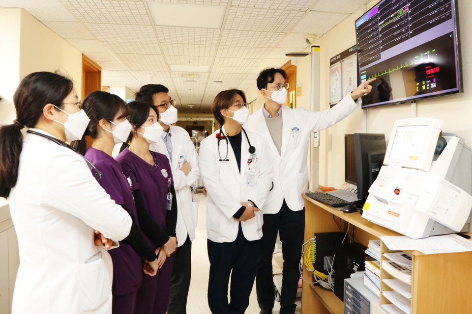 의료진이 간호스테이션 앞에 설치된 모니터를 통해 입원환자의 생체정보를 확인하고 있다.