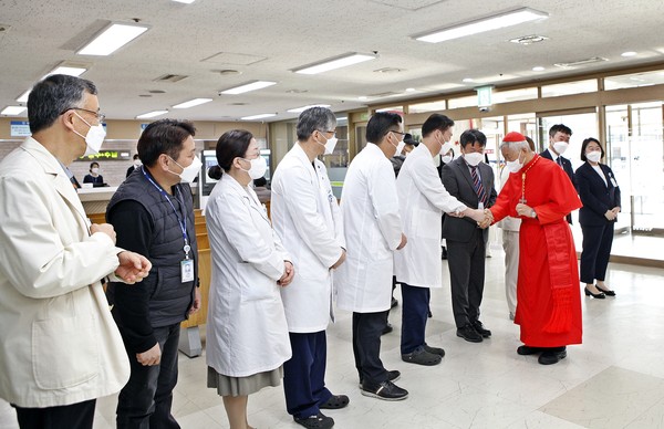 유흥식 추기경이 대전성모병원을 방문해 교직원들과 인사를 나누고 있다.