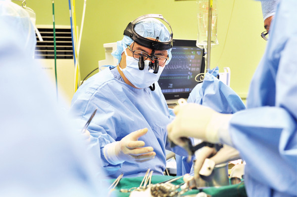 원주세브란스기독병원 심장혈관외과 홍순창 교수가 수술을 진행하고 있다.