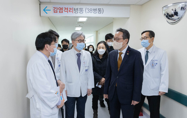 서울대학교병원 내 코로나19 특수병상을 찾은 박민수 제2차관.