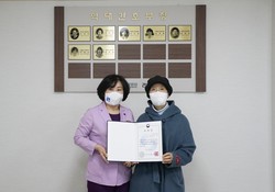 김연 간호부장(사진 왼쪽)