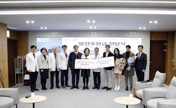 박현규 대영ISD 대표와 최윤경 공영산업 대표가 전남대병원에 4,000만원을 기탁했다.