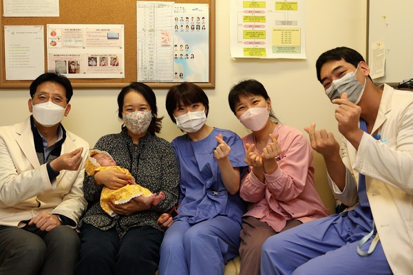 송진영 교수, 윤슬이를 안고 있는 엄마 김노을씨, 삼성서울병원 소아청소년과 의료진들(사진 왼쪽부터)