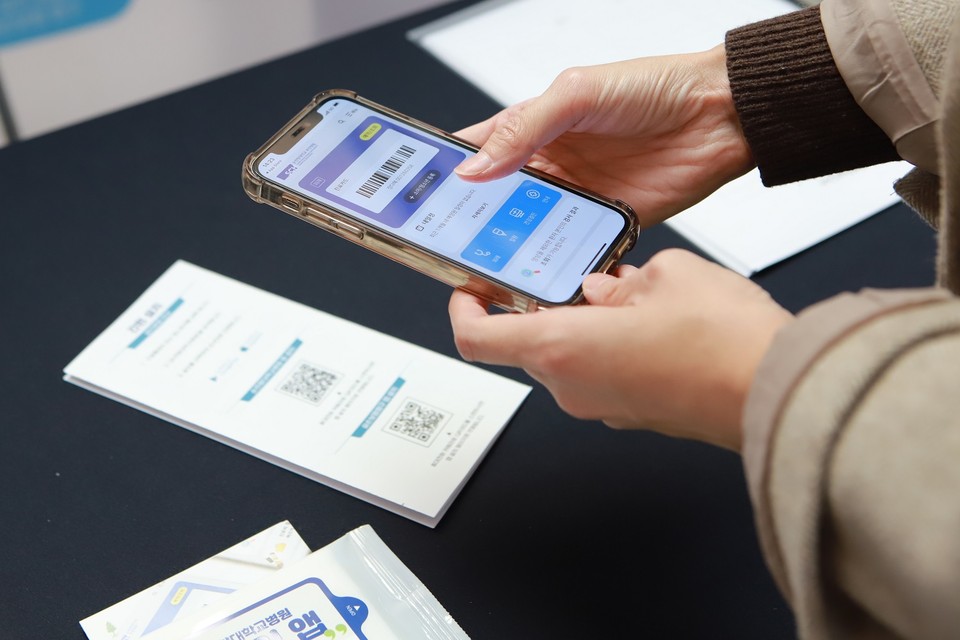 순천향대 부천병원 ‘스마트 모바일 앱’ 홍보 부스에서 병원 이용객이 스마트 모바일 앱 사용법을 안내 받고 있다.