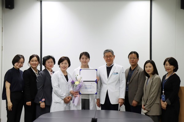 차 여성의학연구소 서울역 의료진이 몽골 엥흐통갈락 의사에게 진단검사의학 연수 수료증을 전달했다.