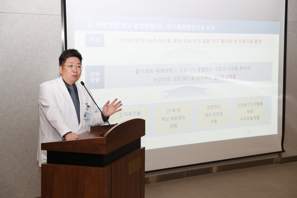 장재영 순천향대서울병원 연구부원장이 기자간담회에서 연구부 활동 성과와 비전을 설명하고 있다.