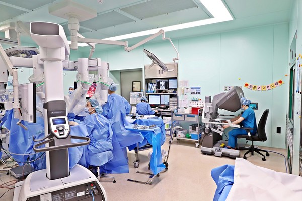 가톨릭대학교 은평성모병원 의료진이 로봇수술기를 이용해 수술을 시행하고 있다.