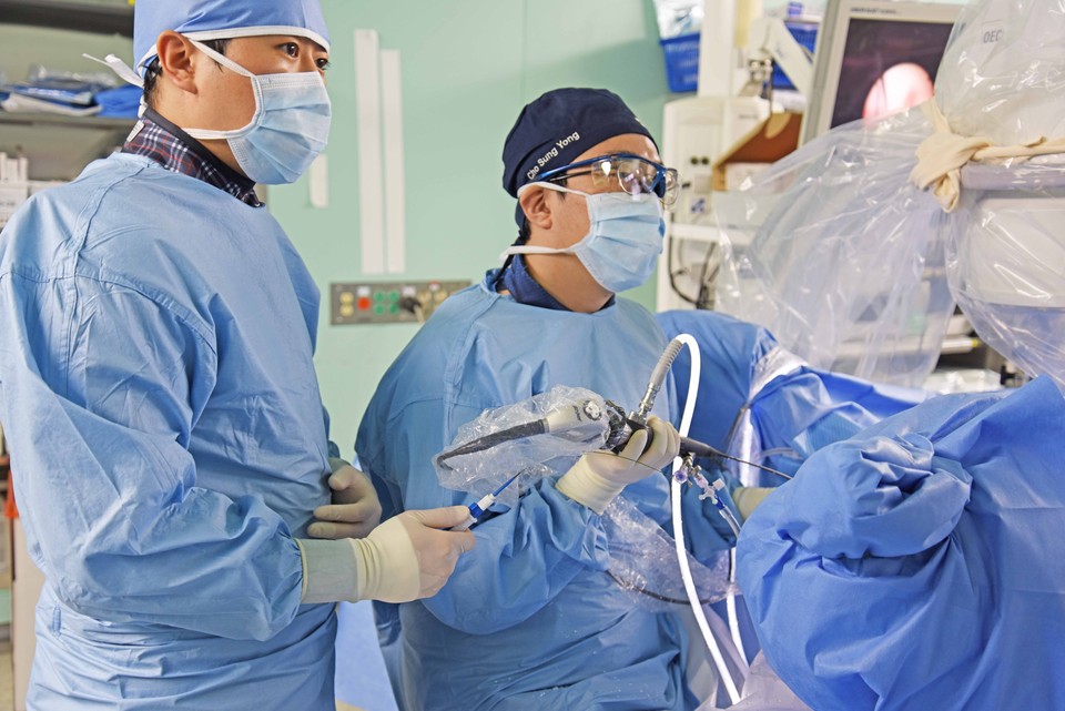 로봇 연성내시경 결석제거술을 하고 있는 비뇨의학과 조성용 교수(오른쪽)