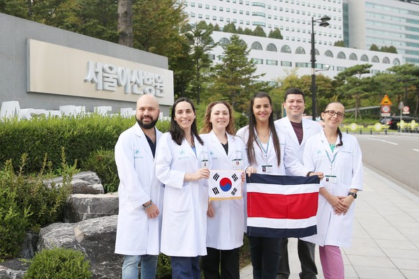 서울아산병원에서 간이식 연수를 받은 코스타리카 칼데론 병원 간이식팀 의료진이 자국 최초로 성인 생체 간이식 수술에 성공했다. 사진은 2019년 연수 당시 모습.