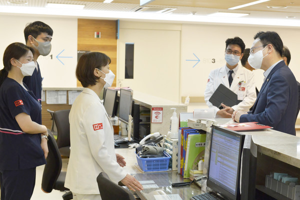 간호사들의 의견을 듣고 있는 조규홍 장관과 김상일 양지병원장