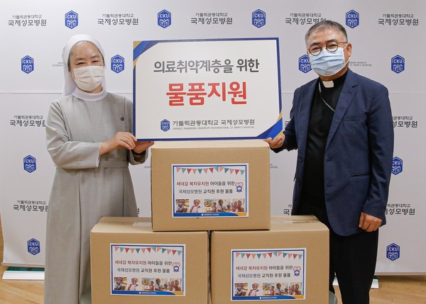 왼쪽부터 한국순교복자수녀회 장경혜 부총장, 국제성모병원장 김현수 신부