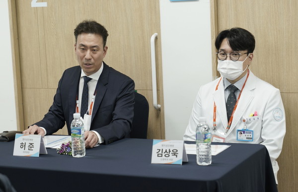 허준 의무원장(사진 왼쪽)과 김상욱 신경외과 과장이 6월 2일 명지성모병원에서 기자간담회를 갖고 있다.