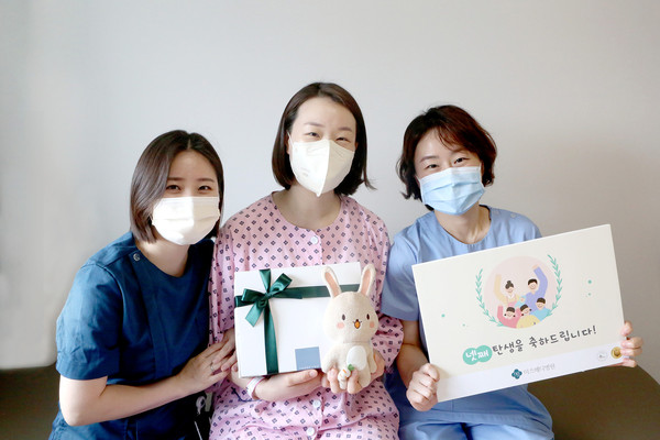 사진 왼쪽부터 윤사라 간호사, 박이지 산모, 김소윤 산부인과 진료과장.
