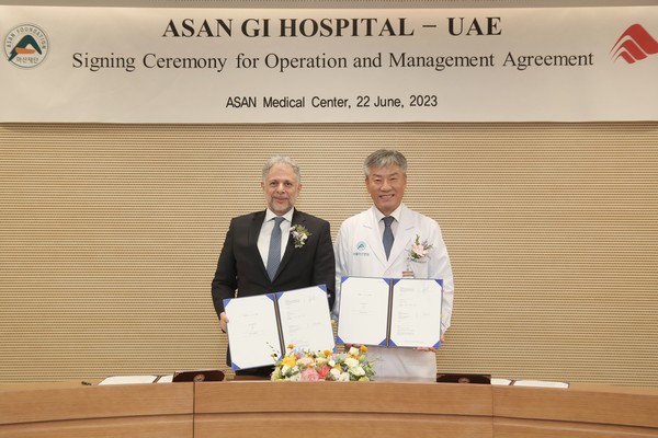6월 22일 열린 UAE아산소화기병원(가칭) 운영 계약체결식에서 박승일 서울아산병원장(오른쪽), 파리드 빌베이시 스코프 인베스트먼트사 CEO가 계약 체결 후 기념 촬영을 하고 있다.