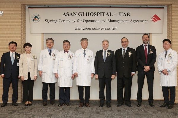 6월 22일 열린 UAE아산소화기병원(가칭) 운영 계약체결식에서 박승일 서울아산병원장(왼쪽 다섯번째), 파리드 빌베이시 스코프 인베스트먼트사 CEO(왼쪽 여섯번째)를 비롯한 관계자들이 기념 촬영을 하고 있다.
