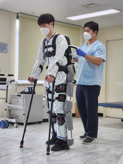 전북대병원에서 환자가 첨단로봇 웨어러블 재활보행로봇 서비스를 활용하고 있다.