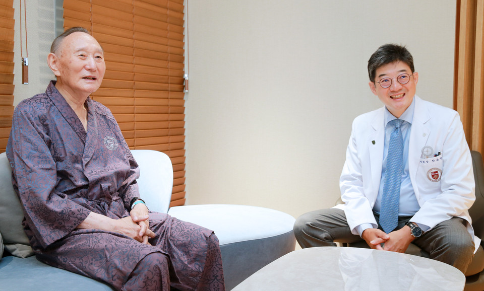 한승범 고려대 안암병원장(사진 오른쪽)이 봉천동 슈바이처 윤주홍 원장과 얘기를 나누고 있다.