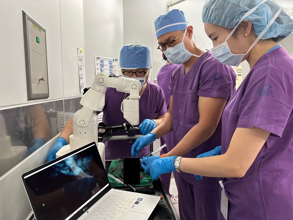 외과 이원석 교수(사진 가운데)가 검체 내 림프절 형광 발현 모니터링 시스템을 활용하는 모습