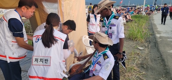 전북대병원 의료지원팀이 새만금 잼버리 참가자를 치료하고 있다.