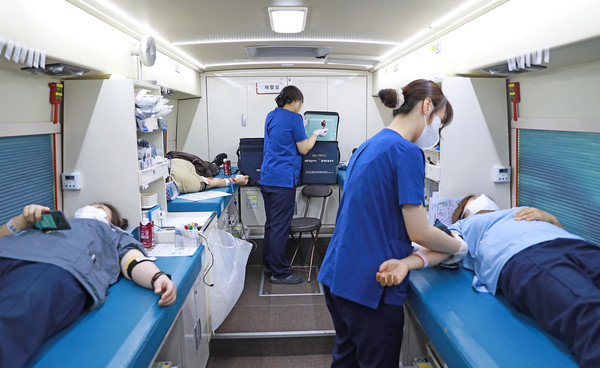 세종충남대학교병원 임직원들이 '사랑의 헌혈’에 참여하고 있다.
