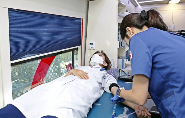 대전성모병원 교직원이 헌혈을 하고 있다