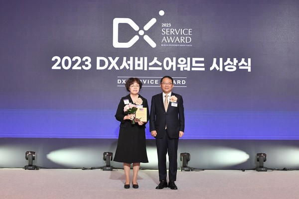 용인세브란스병원 김은경 병원장(사진 왼쪽)이 한국표준협회 강명수 회장으로부터 2023 DX서비스어워드 ‘월드 그랑프리’ 상패를 전달받은 뒤 기념촬영을 하고 있다.