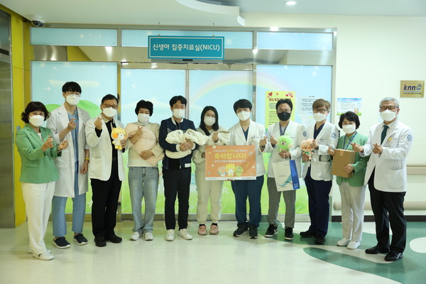 전북대병원이 병원에서 출산한 세쌍둥이들이 건강하게 퇴원하는 것을 기념해 병원 마스코트 인형을 전달했다.