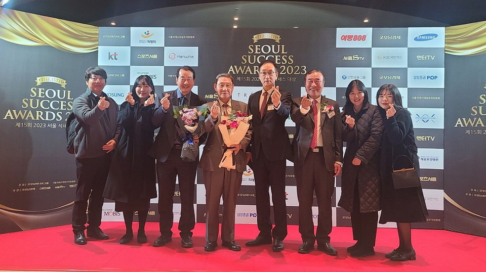 김갑식 회장(사진 왼쪽에서 네번째)이 서울석세스대상 수상자들과 포즈를 취하고 있다. 