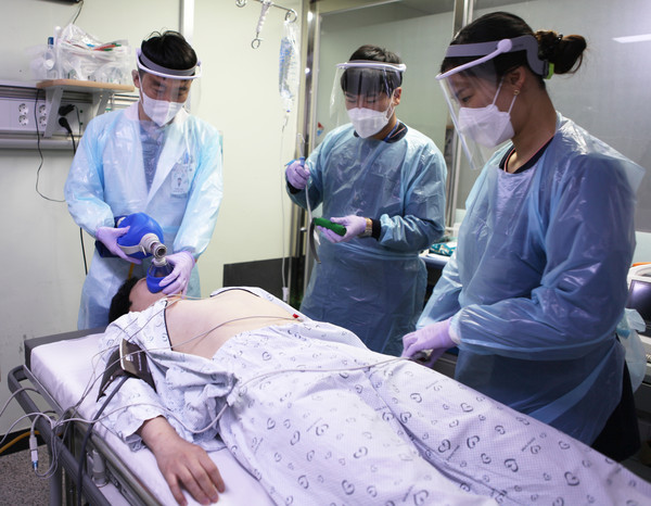 세명기독병원 응급의료센터에서 응급의학과 전문의가 환자를 치료하는 장면.