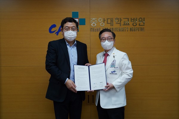 왼쪽부터 (주)웨이센 김경남 대표이사, 중앙대병원 권정택 병원장