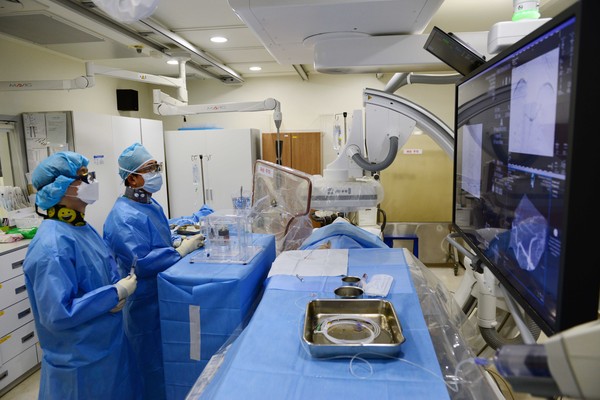 세브란스병원 김경민 교수(사진 오른쪽)가 방사선색전술을 시행 중이다