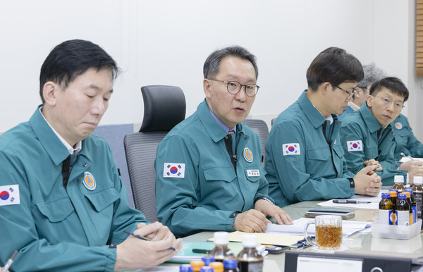 박민수 제2차관이 2월 19일 의사 집단행동 중앙사고수습본부 회의를 주재하고 있다.