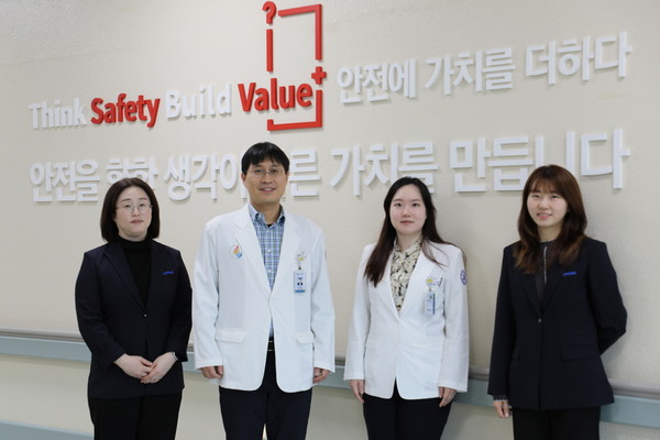인하대병원 전미숙 간호사, 외과 이진욱 교수, 이선민 교수, 로봇수술코디네이터 최지선 간호사(사진 왼쪽부터)