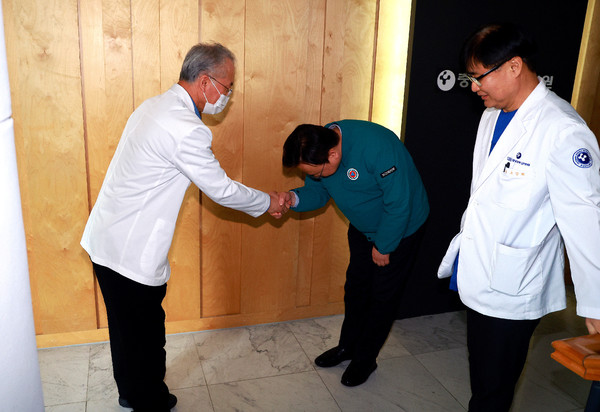 중앙재난안전대책본부 조규홍 제1차장(사진 가운데)이 충남대병원 응급의료센터 현장을 방문했다.