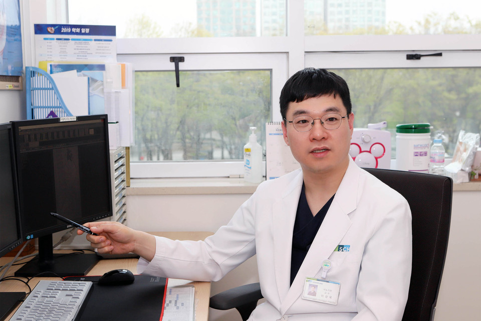 이상욱 교수가 김 씨에게 '로봇 신장부분절제술'의 결과에 대해 설명하고 있다.