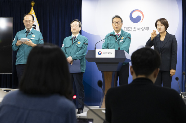 박민수 보건복지부 제2차관이 5월 24일 의사 집단행동 중앙재난안전대책본부 브리핑을 진행하고 있다.