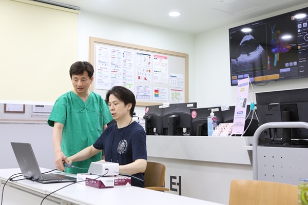 임홍의 교수(왼쪽)가 마카오 의료진을 대상으로 심장 내 초음파 시술 시뮬레이션 교육을 하고 있는 모습.