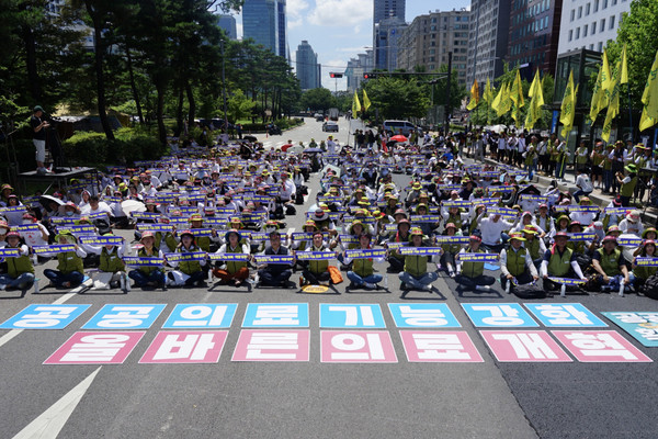 전국보건의료산업노동조합(위원장 최희선)은 7월 10일 오전 11시 국회 앞에서 결의대회를 갖고 공공병원 기능 회복과 역량 강화'를 촉구했다.(사진=보건의료노조 제공)