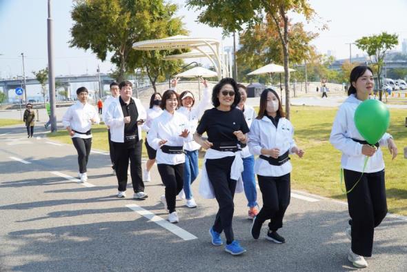 국립정신건강센터 곽영숙 센터장이 10월 8일 오전 서울 반포 한강공원에서 열린 정신건강랠리((매주마주(走))캠페인에 정신건강리더로 참석했다.